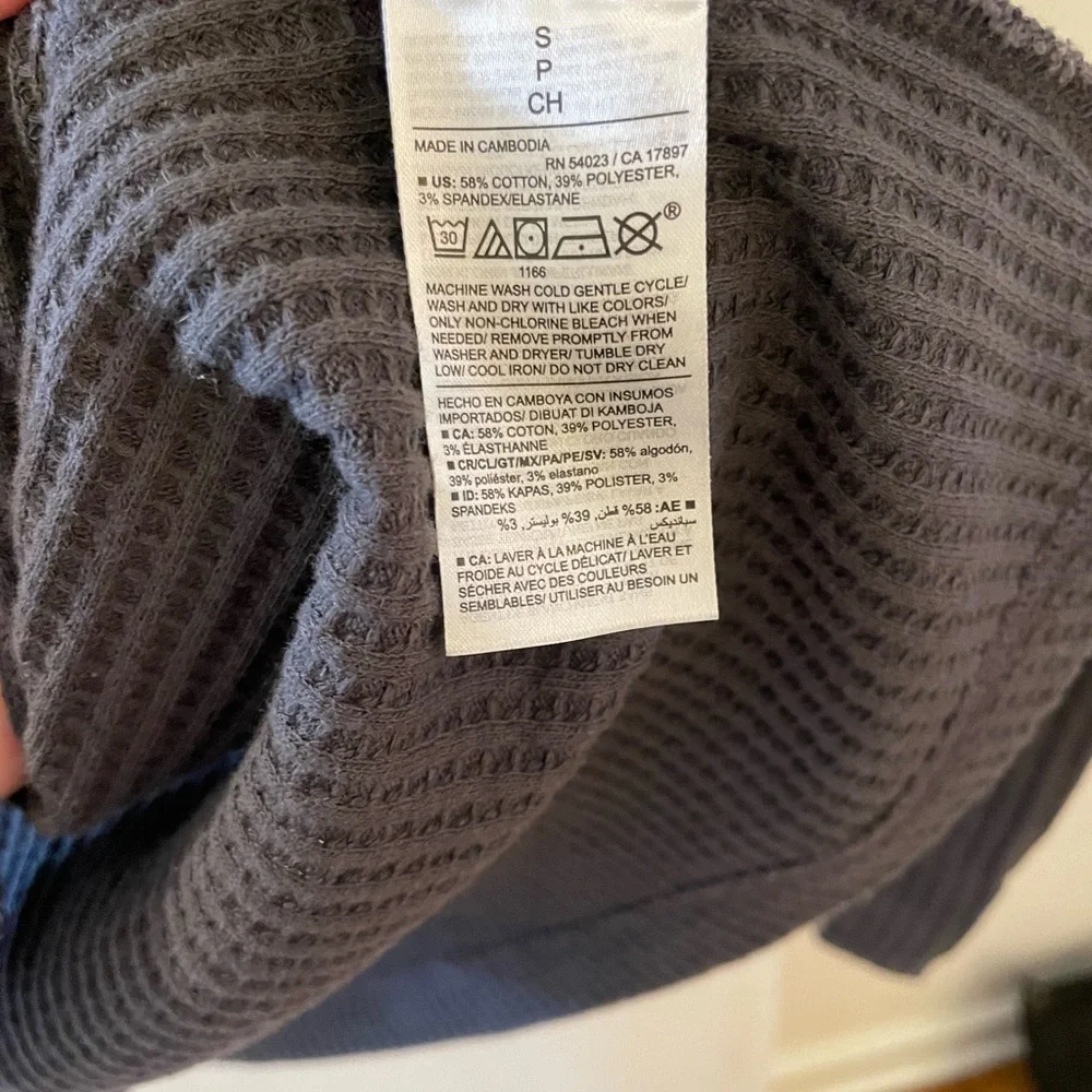 Old Navy Women’s Grey Waffle Robe - Picture 3 of 3